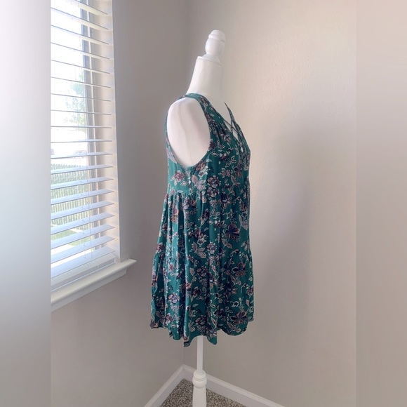 Floral Crisscross Green Top - Picture 2 of 4